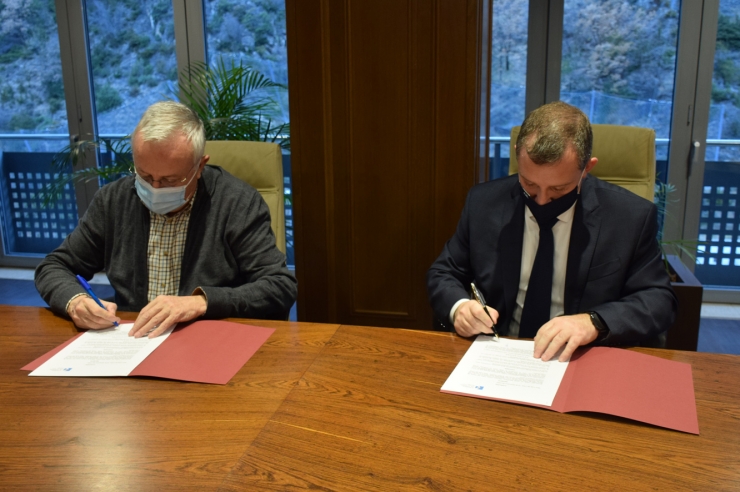 El president de la Cambra de Comerç, Indústria i Serveis, Miquel Armengol, i el cònsol major de Sant Julià de Lòria, Josep Majoral, signen el conveni.